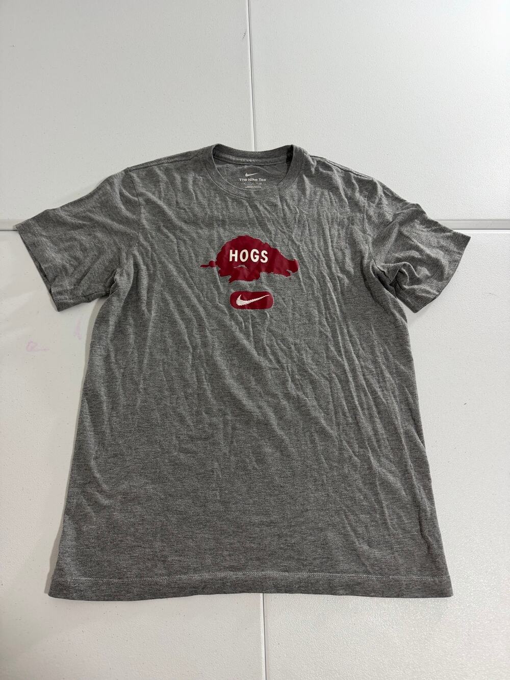 Nike Arkansas Razorbacks Hogs T-Shirt Mens Small Gray Red Running Hog Logo SEC